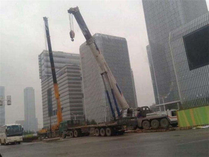 呼和浩特市“自动找平”—— 吊车的 “平地神器” 技术